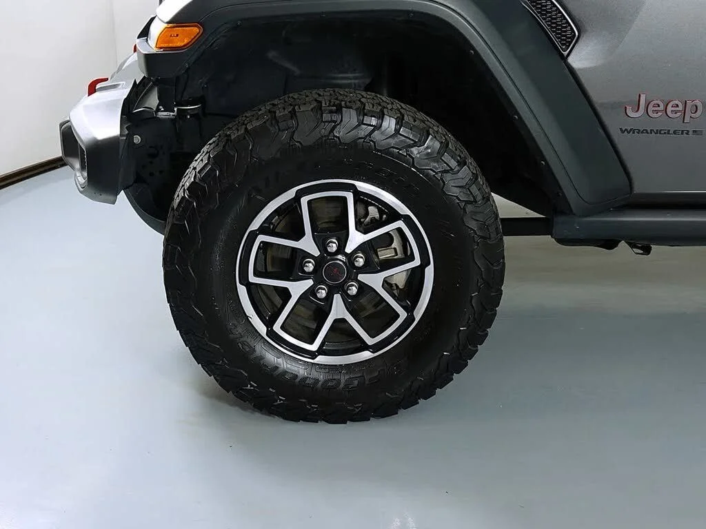 Certified Used 2025 Granite Crystal Clearcoat Metallic Jeep Rubicon image 10