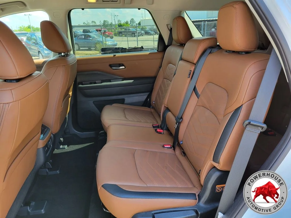 Used 2025 White Nissan Platinum image 17