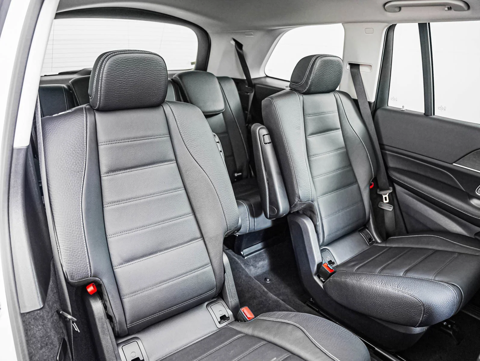 New 2026 Polar White Mercedes-Benz 4MATIC® image 13