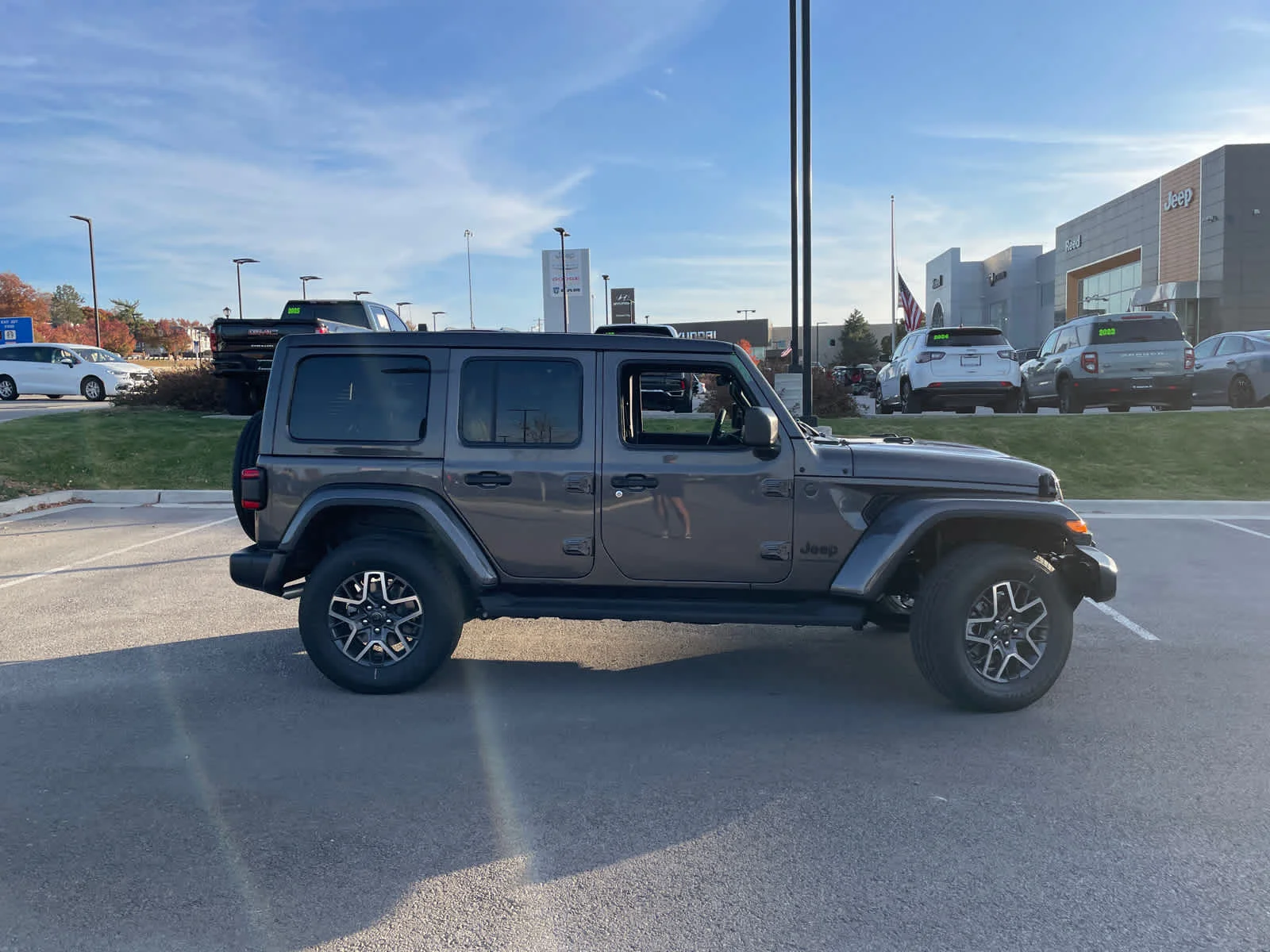 New 2026 Granite Crystal Metallic Clearcoat Jeep Sahara image 10
