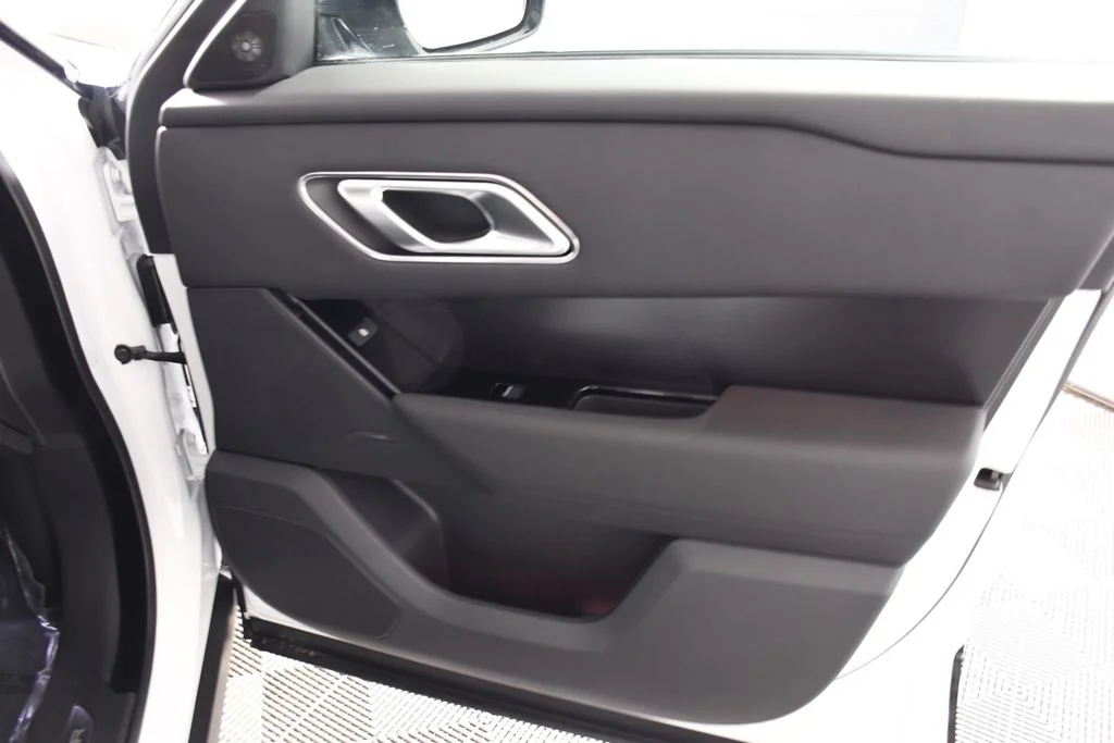 New 2026 Fuji White Land Rover Dynamic SE image 18