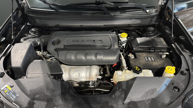 Used 2020 Diamond Black Crystal Pearlcoat Jeep Latitude image 26