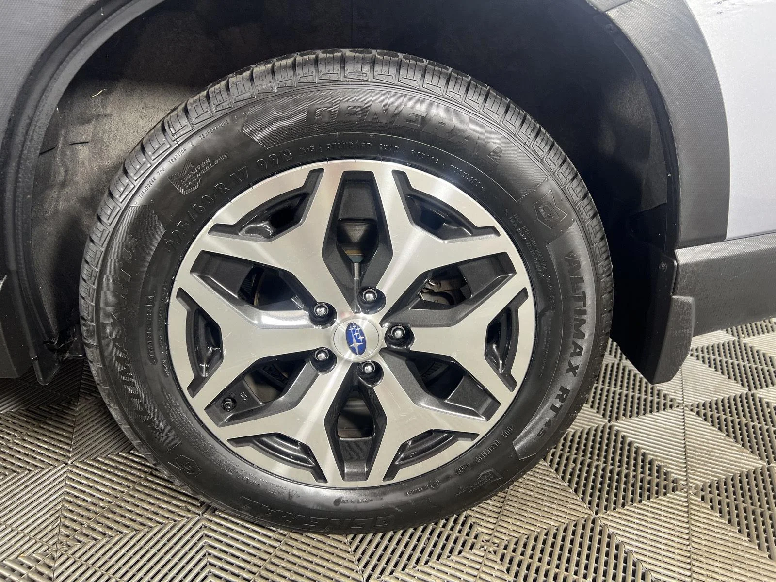 Used 2022 Ice Silver Metallic Subaru Premium image 16