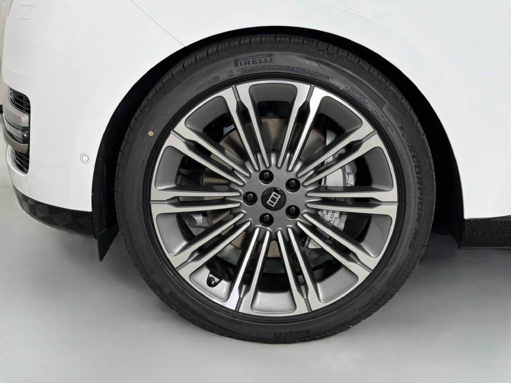 New 2027 Fuji White Land Rover SE image 33