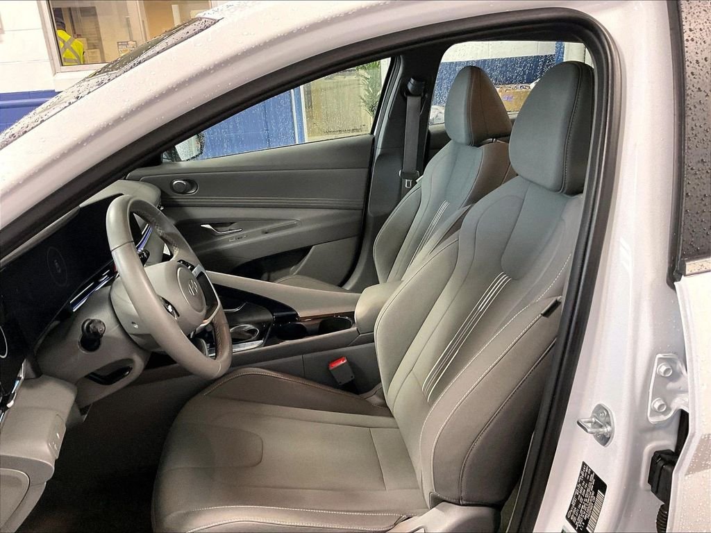 Used 2025 White Hyundai SEL Convenience image 10