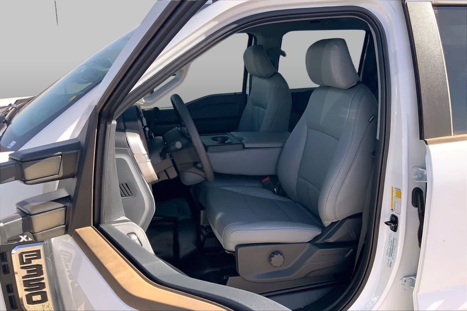 2026 Ford F-350 Super Duty XL - Photo 9