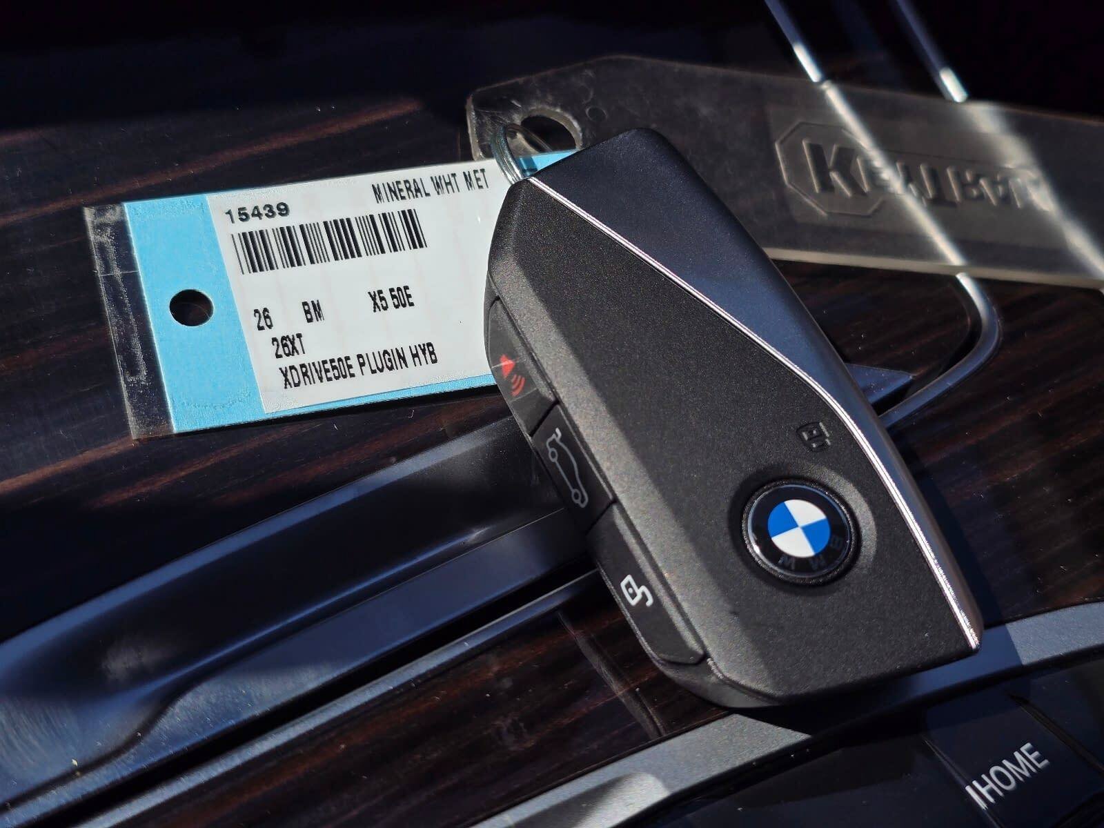 New 2026 Mineral White Metallic BMW xDrive50e image 32