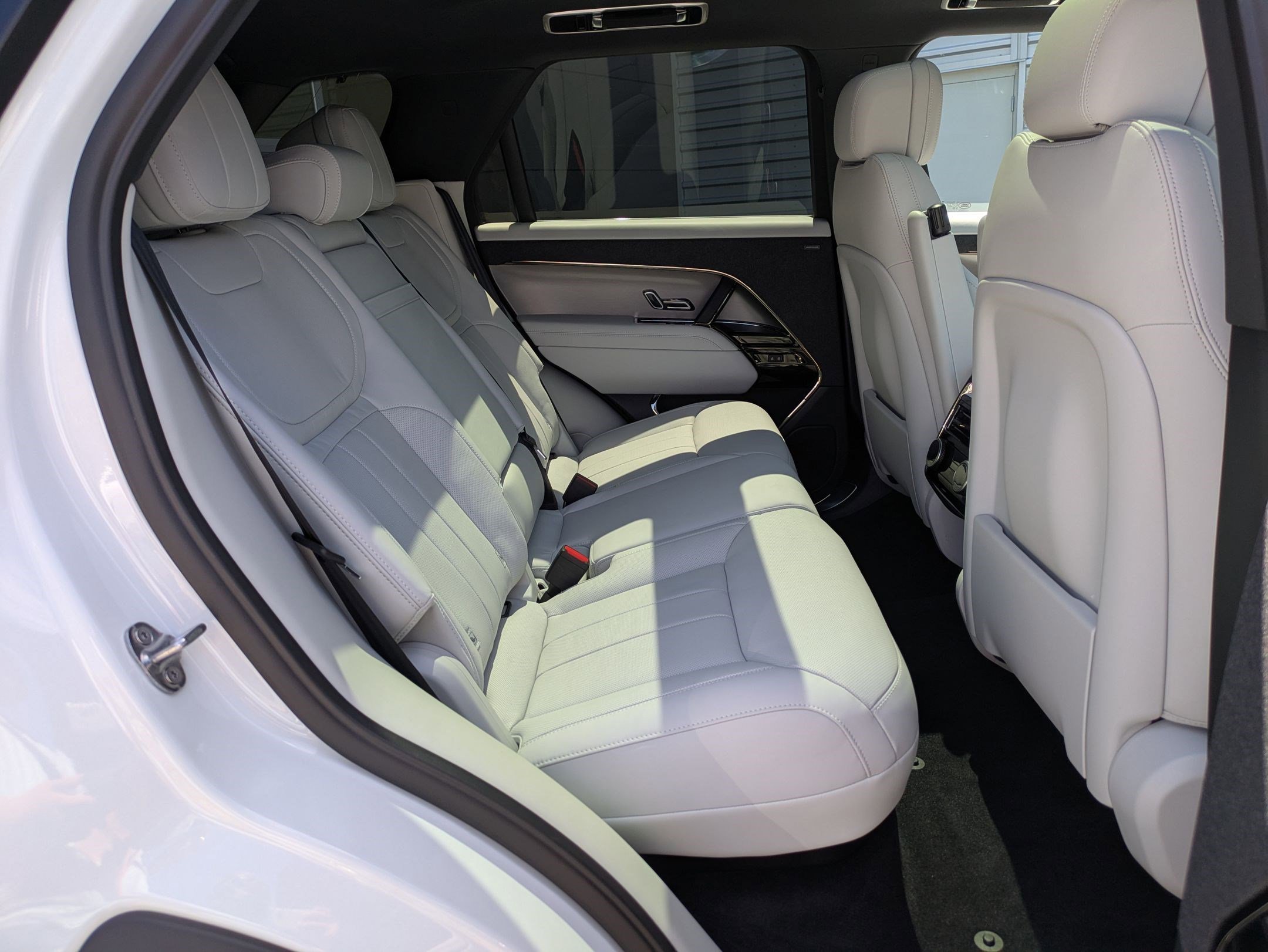 New 2026 Fuji White Land Rover P360 SE image 28