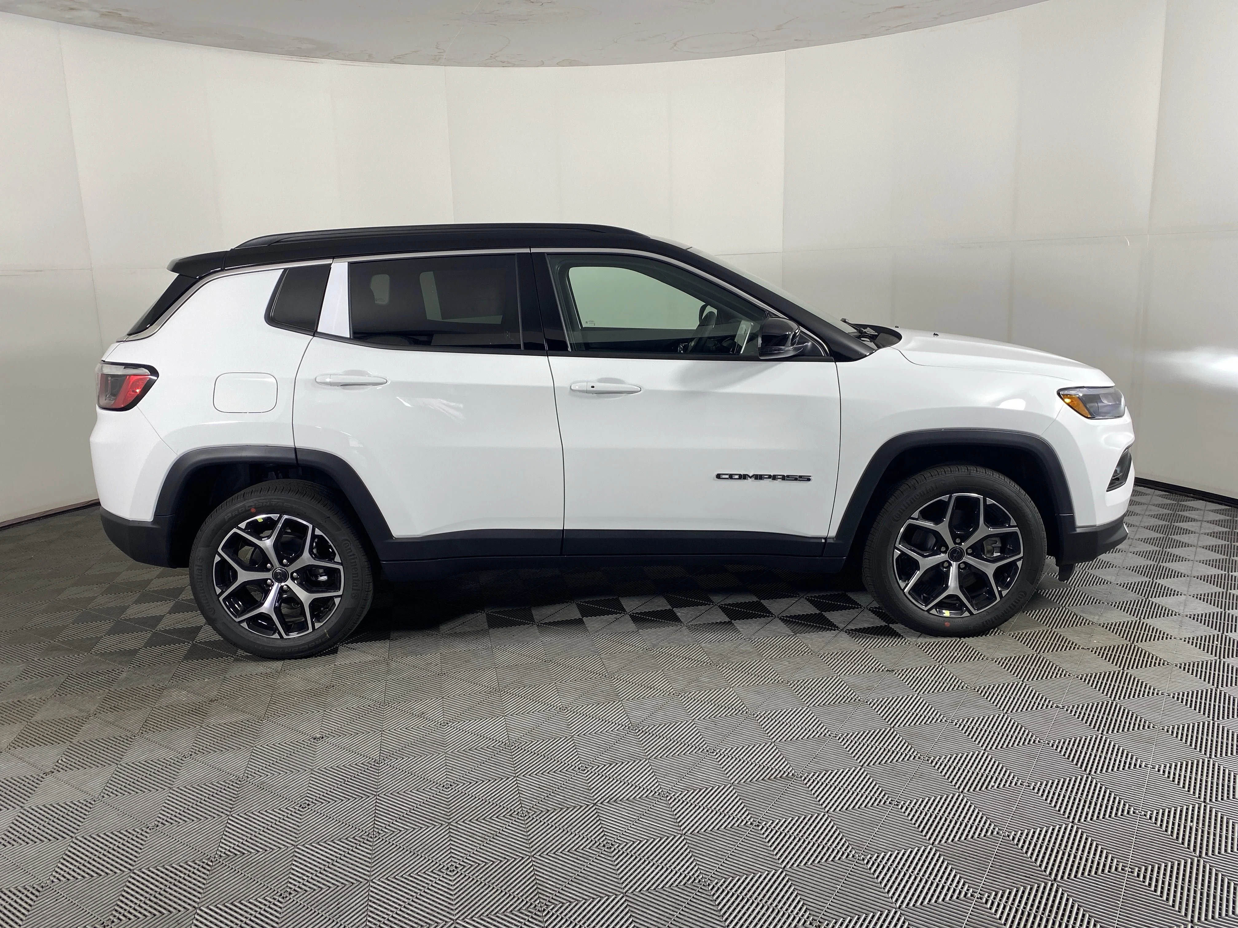 New 2026 Bright White Clear-Coat Exterior Paint Jeep Limited image 5