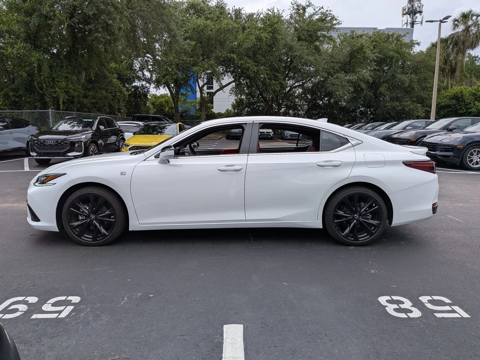 Used 2024 Ultra White Lexus ES 300h F SPORT Handling image 2