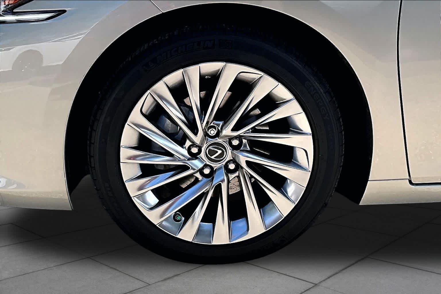 Used 2021 Moonbeam Beige Metallic Lexus Ultra Luxury image 11