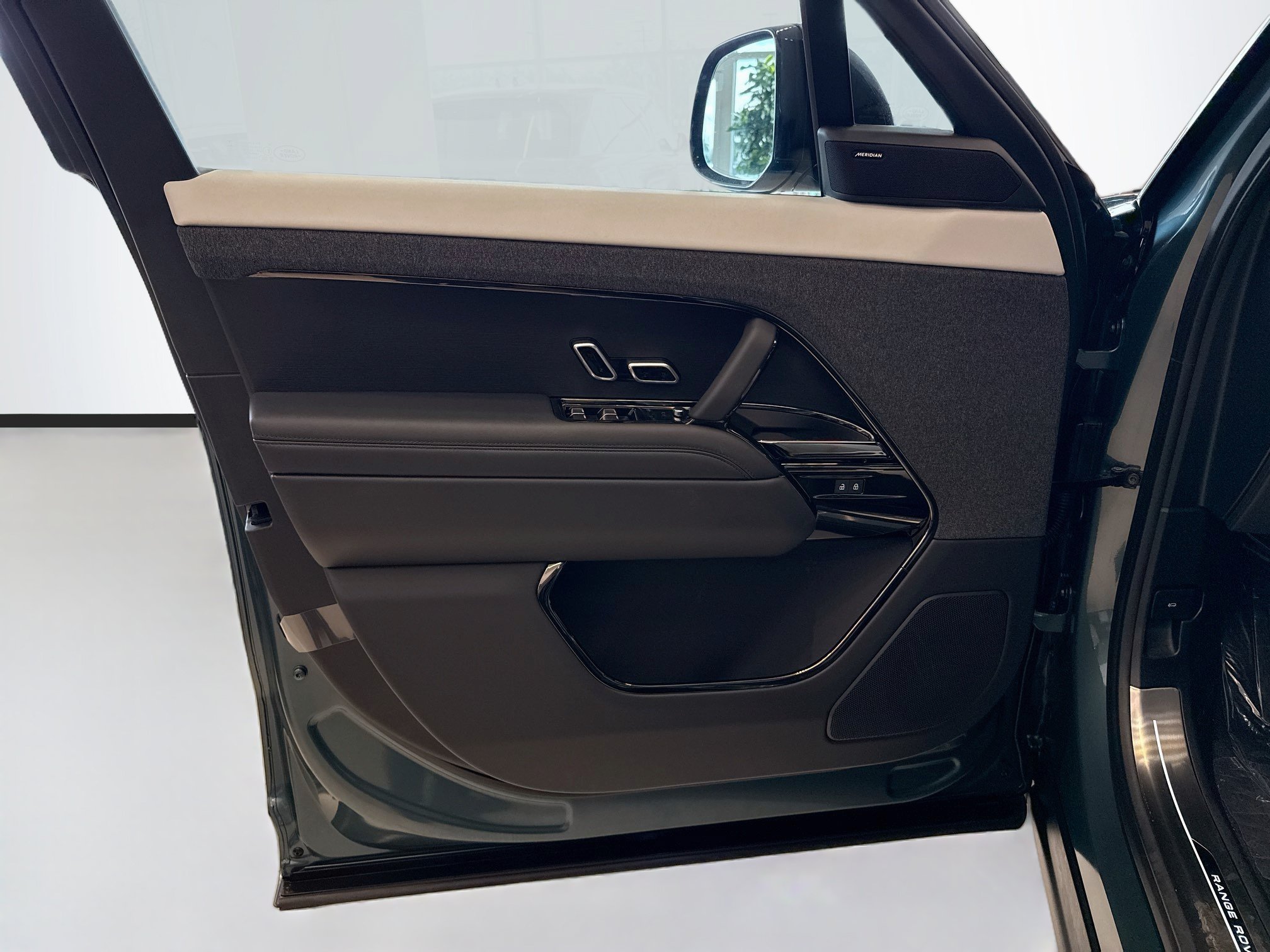 New 2026 Giola Green Land Rover Dynamic SE image 23