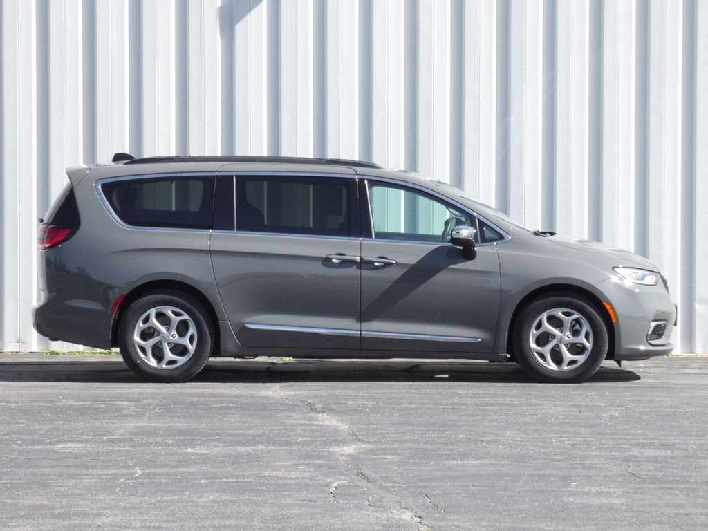 Used 2023 Chrysler Pacifica Limited with VIN 2C4RC1GG9PR577231 for sale in Kansas City