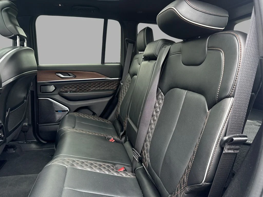 Used 2022 Silver Jeep Summit image 25