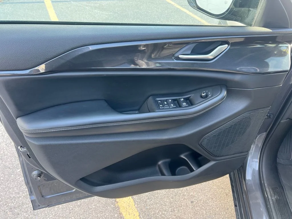 Used 2023 Metallic Jeep Altitude image 9