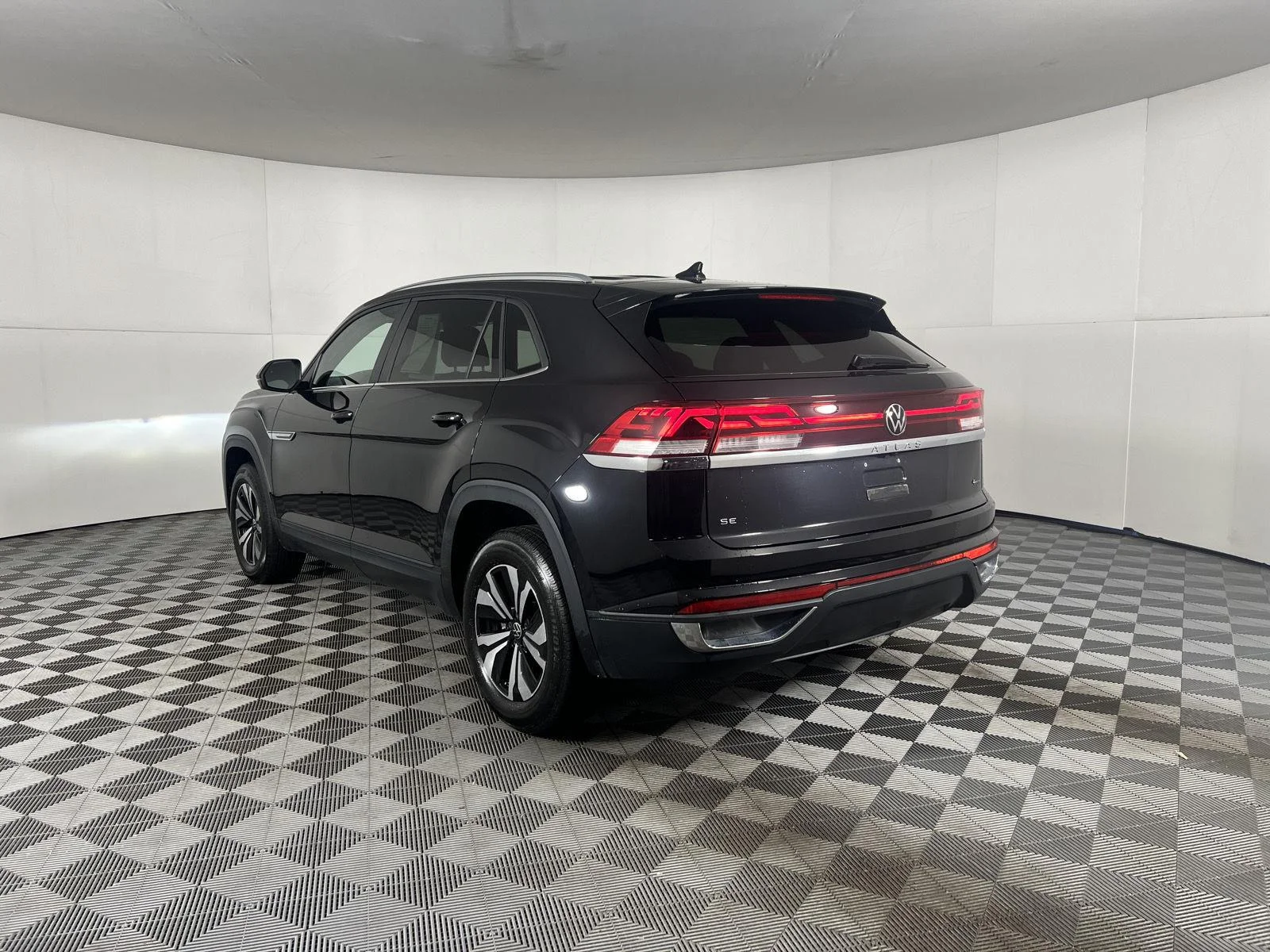 Used 2024 Deep Black Pearl Volkswagen 2.0T SE image 28