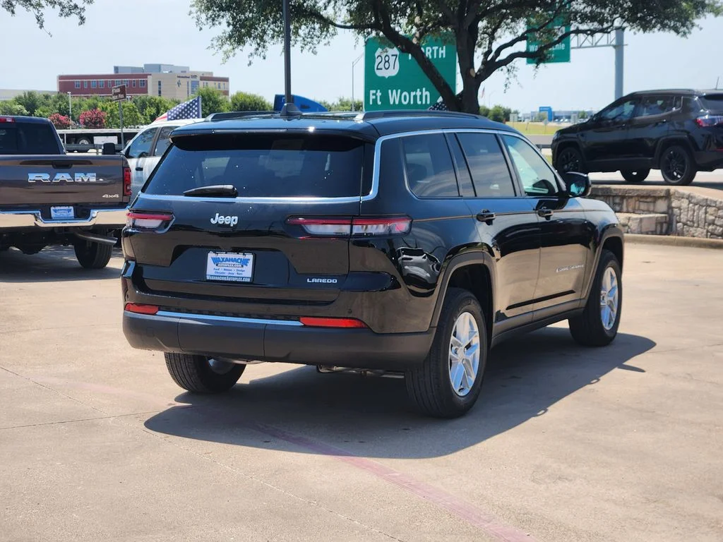 New 2026 Diamond Black Crystal Pearl-Coat Exterior Paint Jeep Laredo image 4
