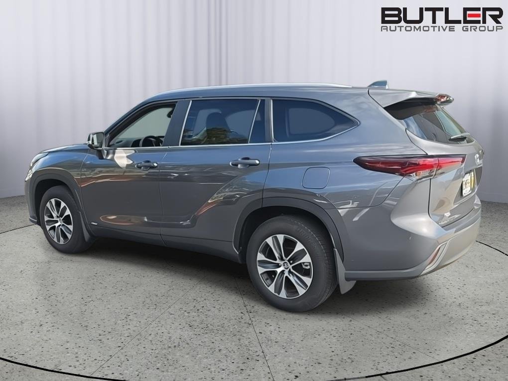 Used 2025 Magnetic Gray Metallic Toyota XLE image 3