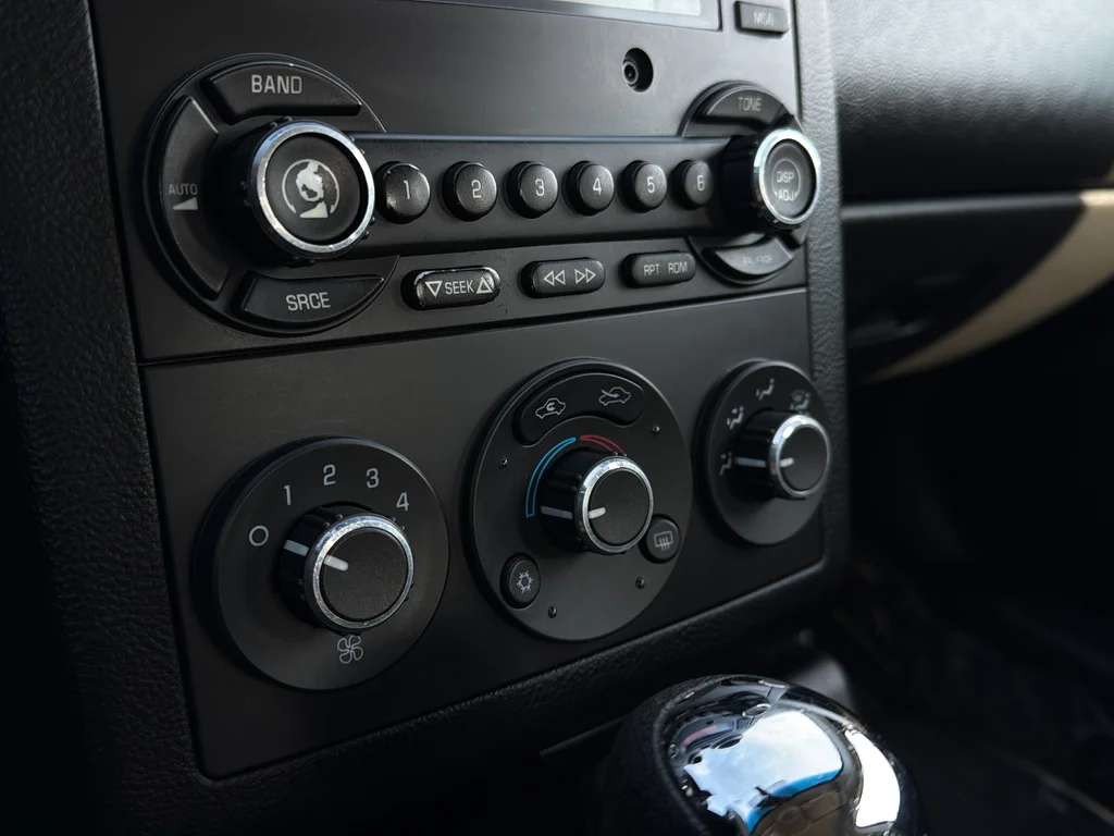 Used 2009 Carbon Black Metallic Pontiac Base image 19