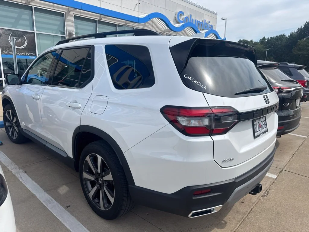 Used 2025 White Honda Touring image 4