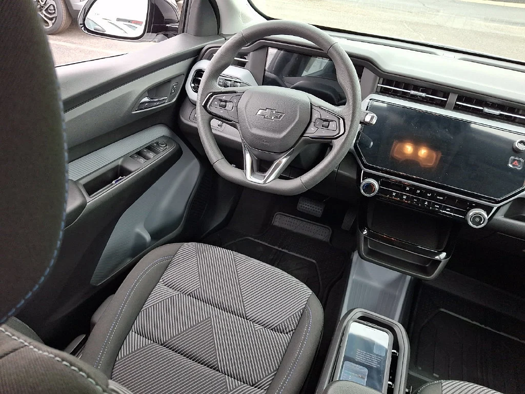 New 2027 Summit White Chevrolet LT image 9
