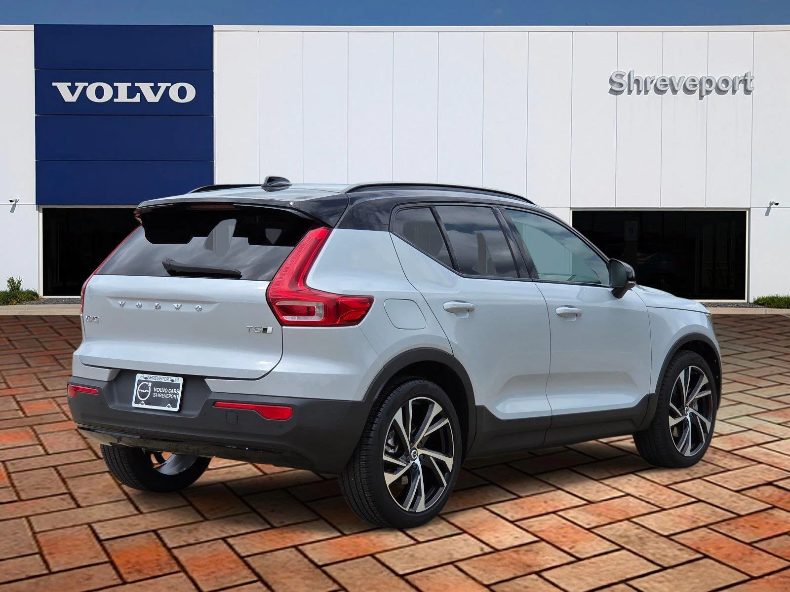 Used 2021 Glacier Silver Metallic Volvo R-Design image 4