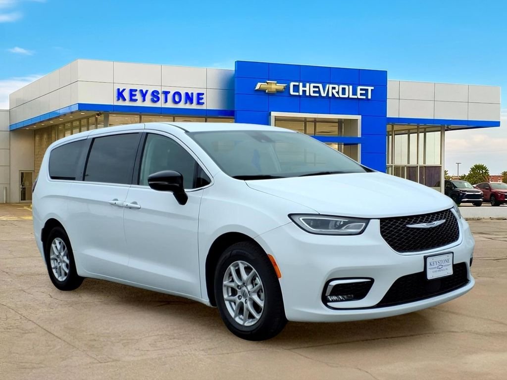 2024 Chrysler Pacifica Touring L's photo