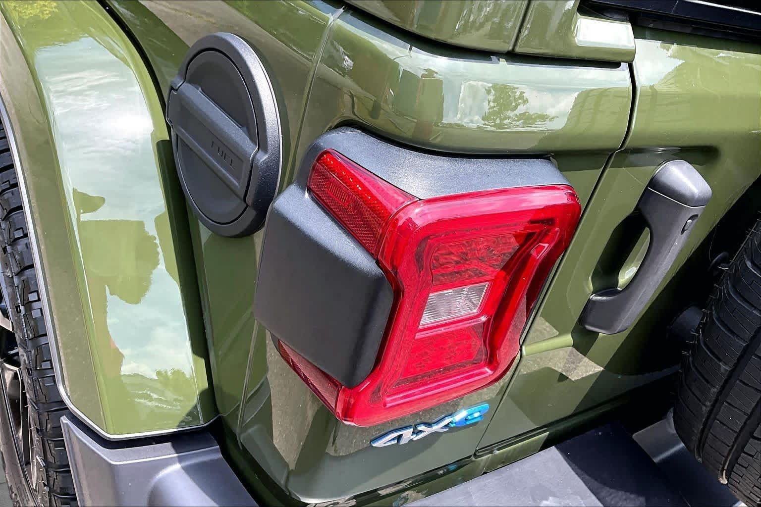 Used 2022 Sarge Green Clearcoat Jeep Unlimited Sahara image 27