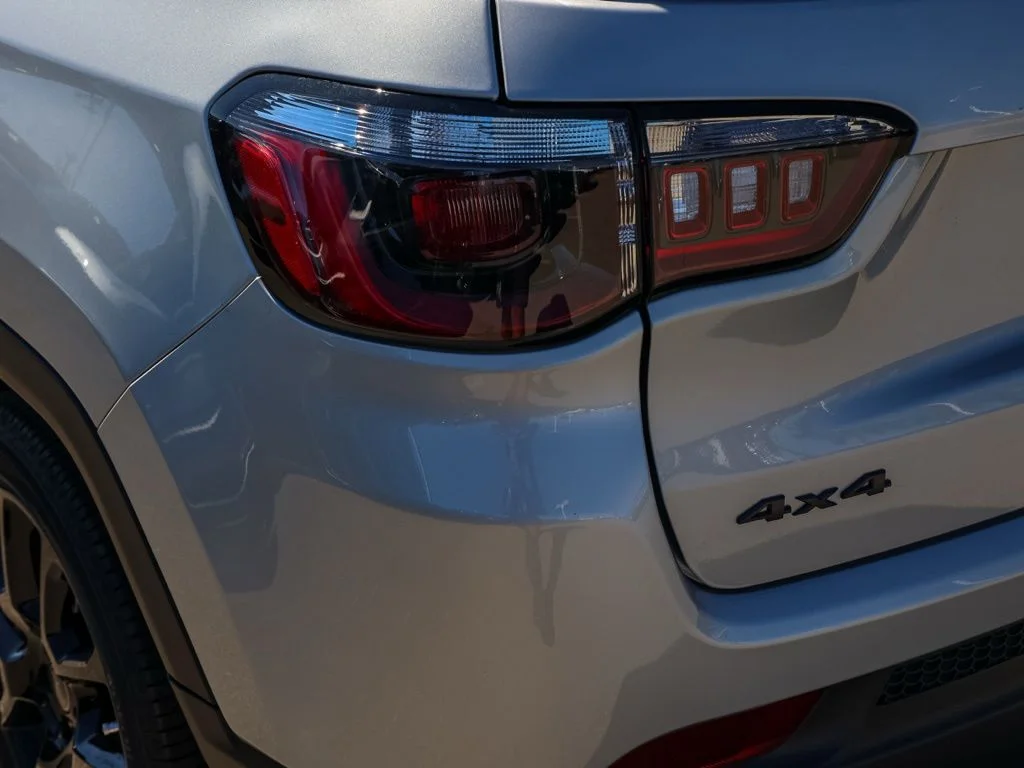 New 2026 Silver Zynith Metallic Clearcoat Jeep Latitude image 6