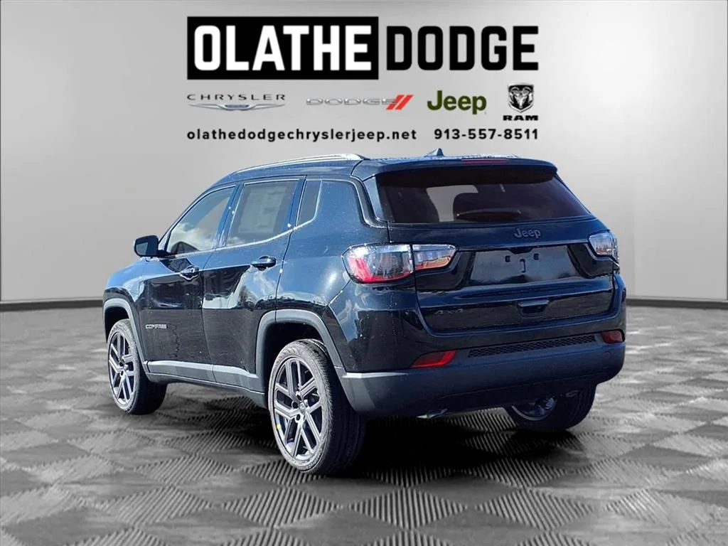 New 2026 Diamond Black Crystal Pearlcoat Jeep Latitude image 3