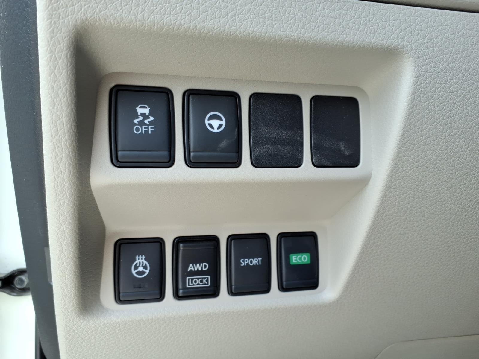 Used 2022 Pearl White Tricoat Nissan SL image 9