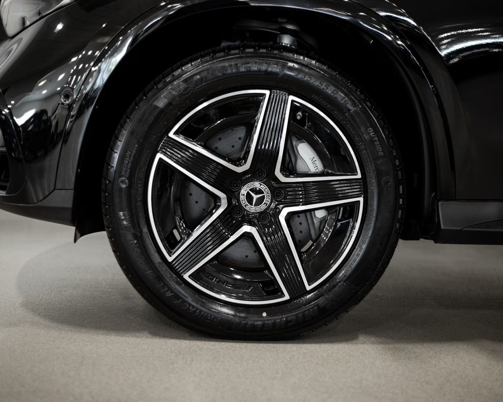 New 2025 Black Mercedes-Benz GLC 300 image 4