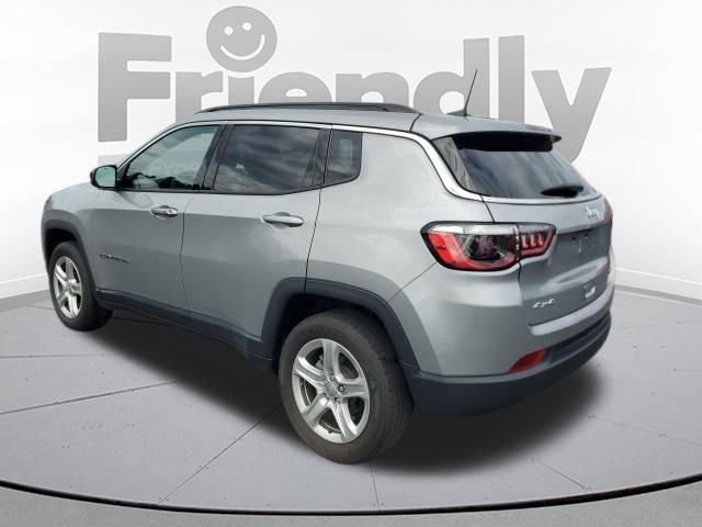 Used 2023 Silver Jeep Latitude image 3