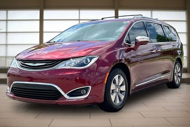 Used 2018 Red Chrysler Limited image 1