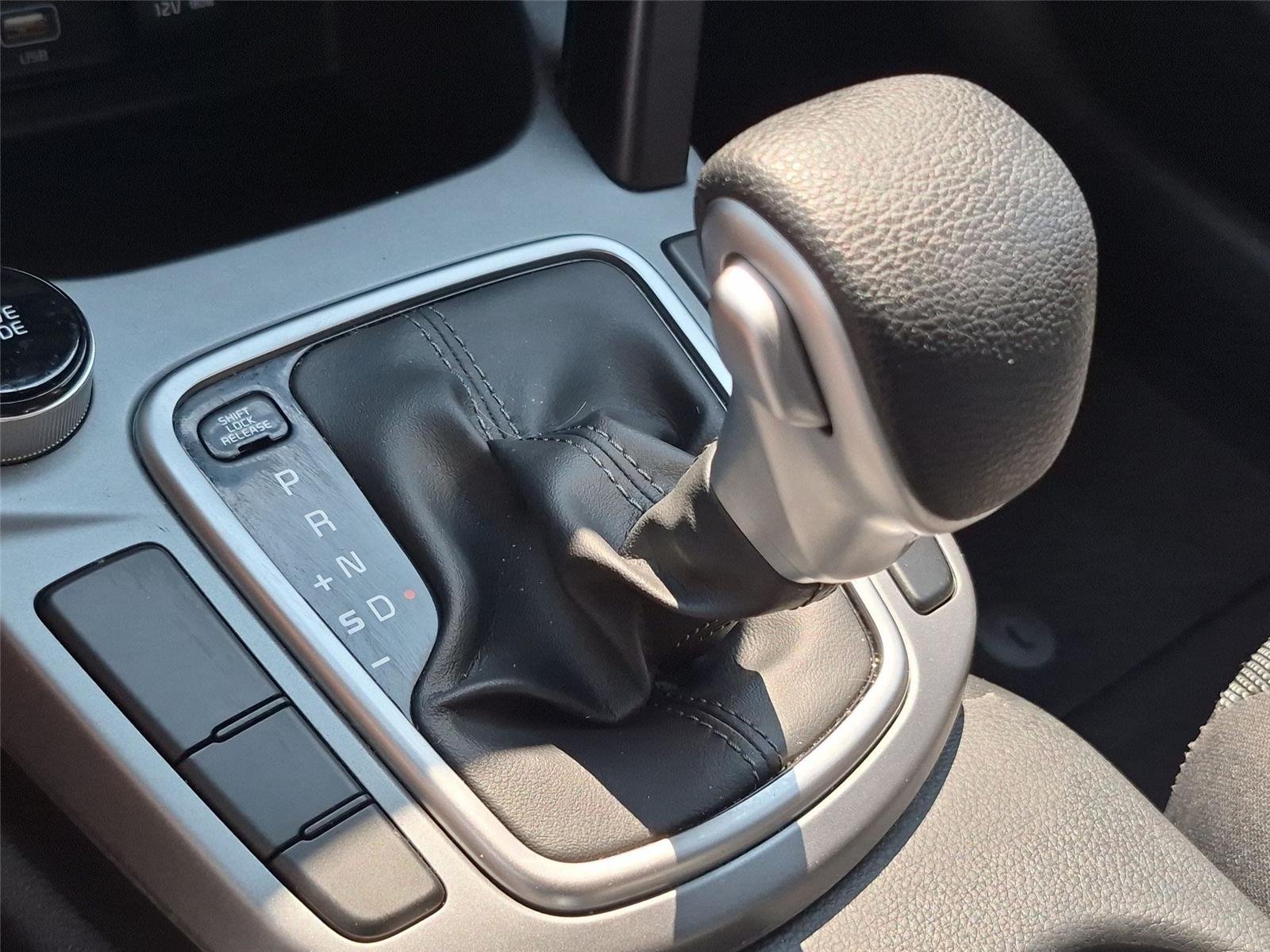 Used 2023 Snow White Pearl Kia LX image 28