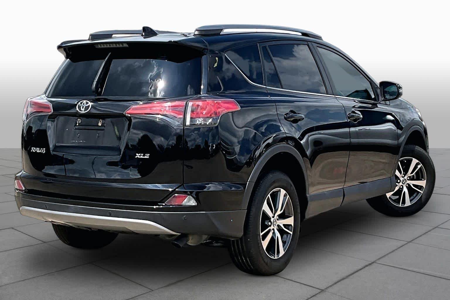Used 2018 Black Toyota XLE image 13