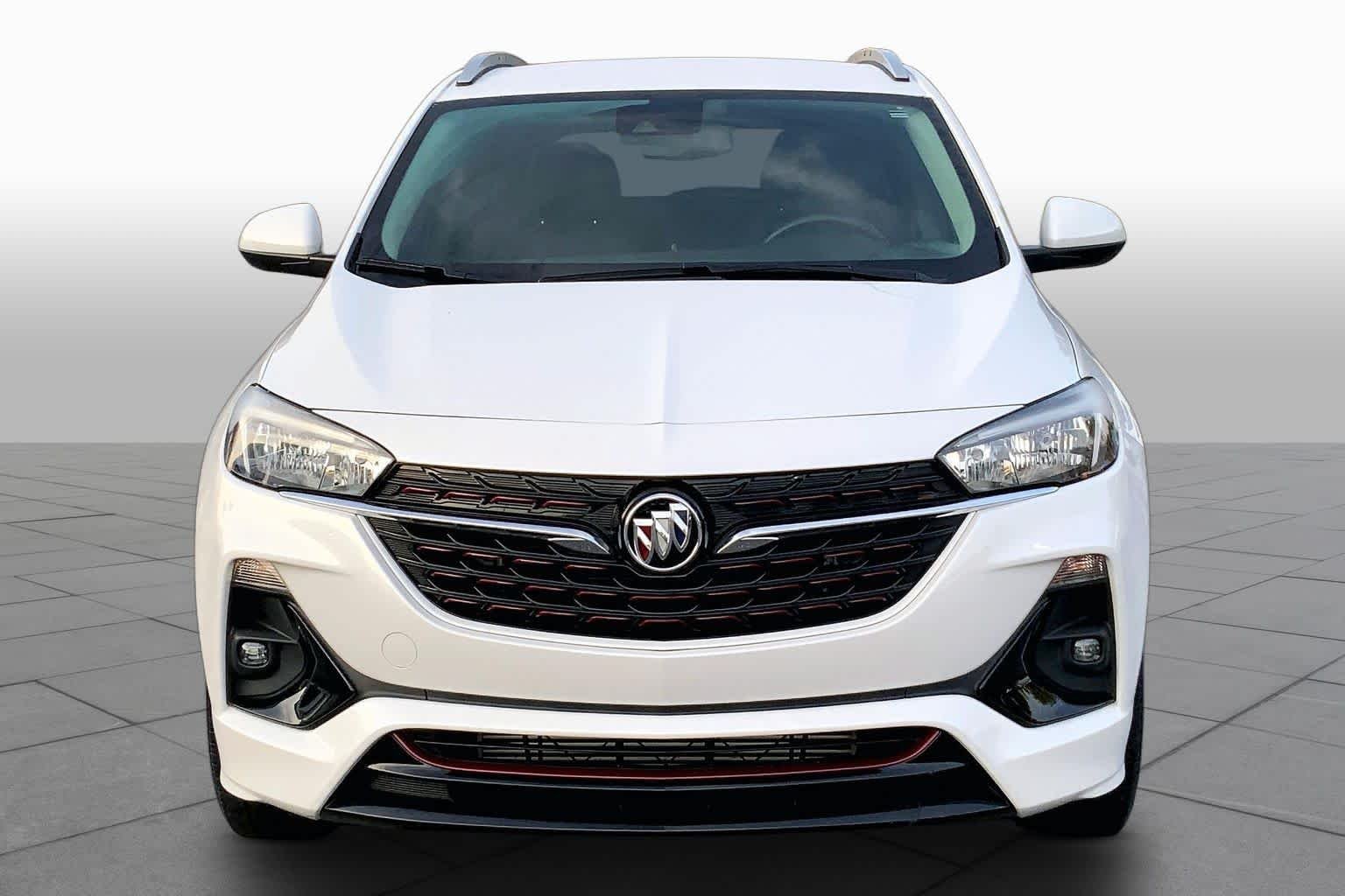 Used 2022 White Frost Tricoat Buick Select image 4