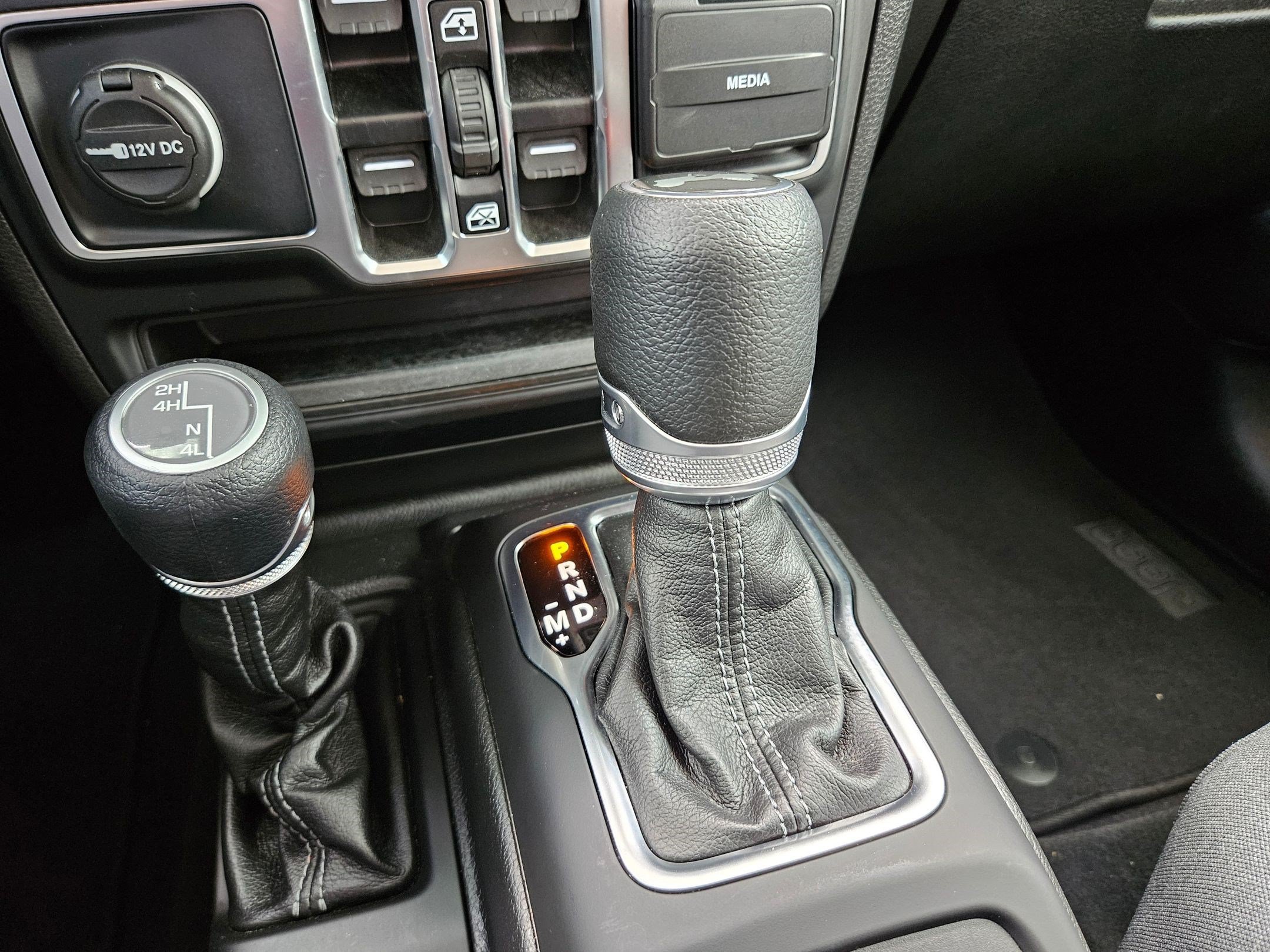 Used 2025 Granite Crystal Clearcoat Metallic Jeep Sahara image 23