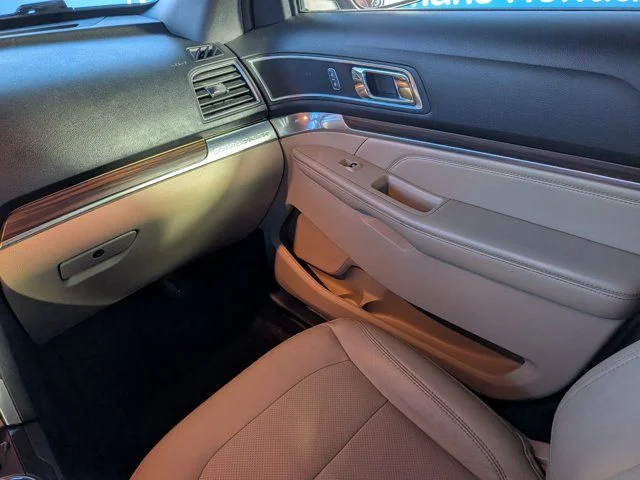 Used 2017  Ford Limited image 16
