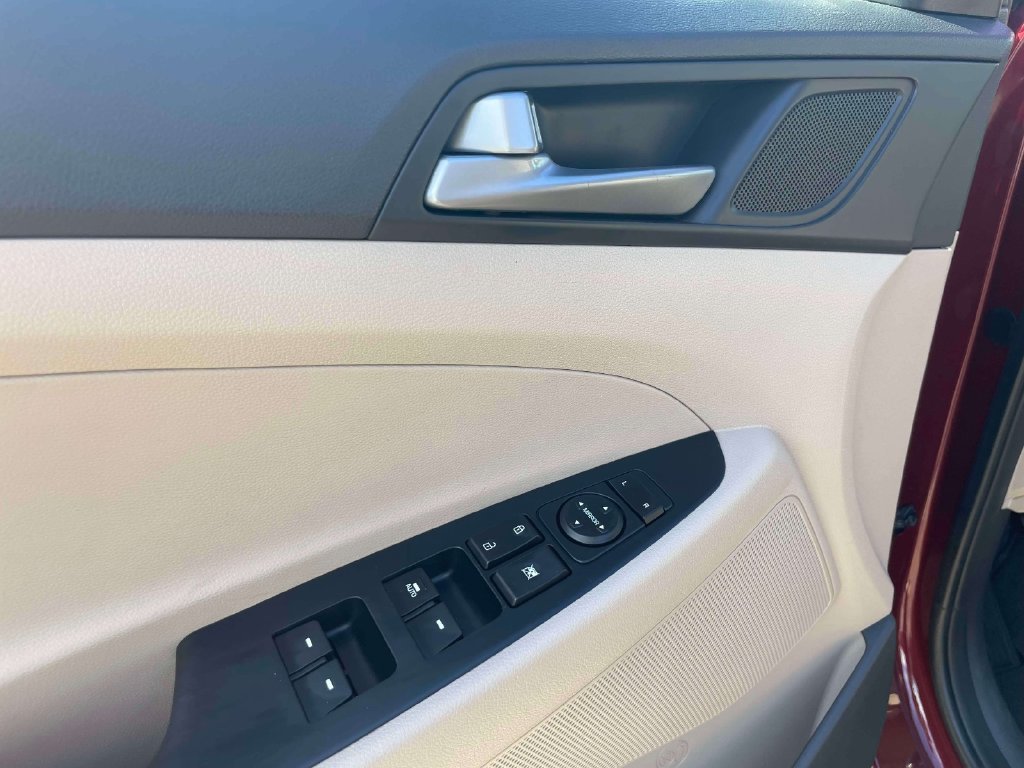 Used 2017 Red Hyundai SE Plus image 17