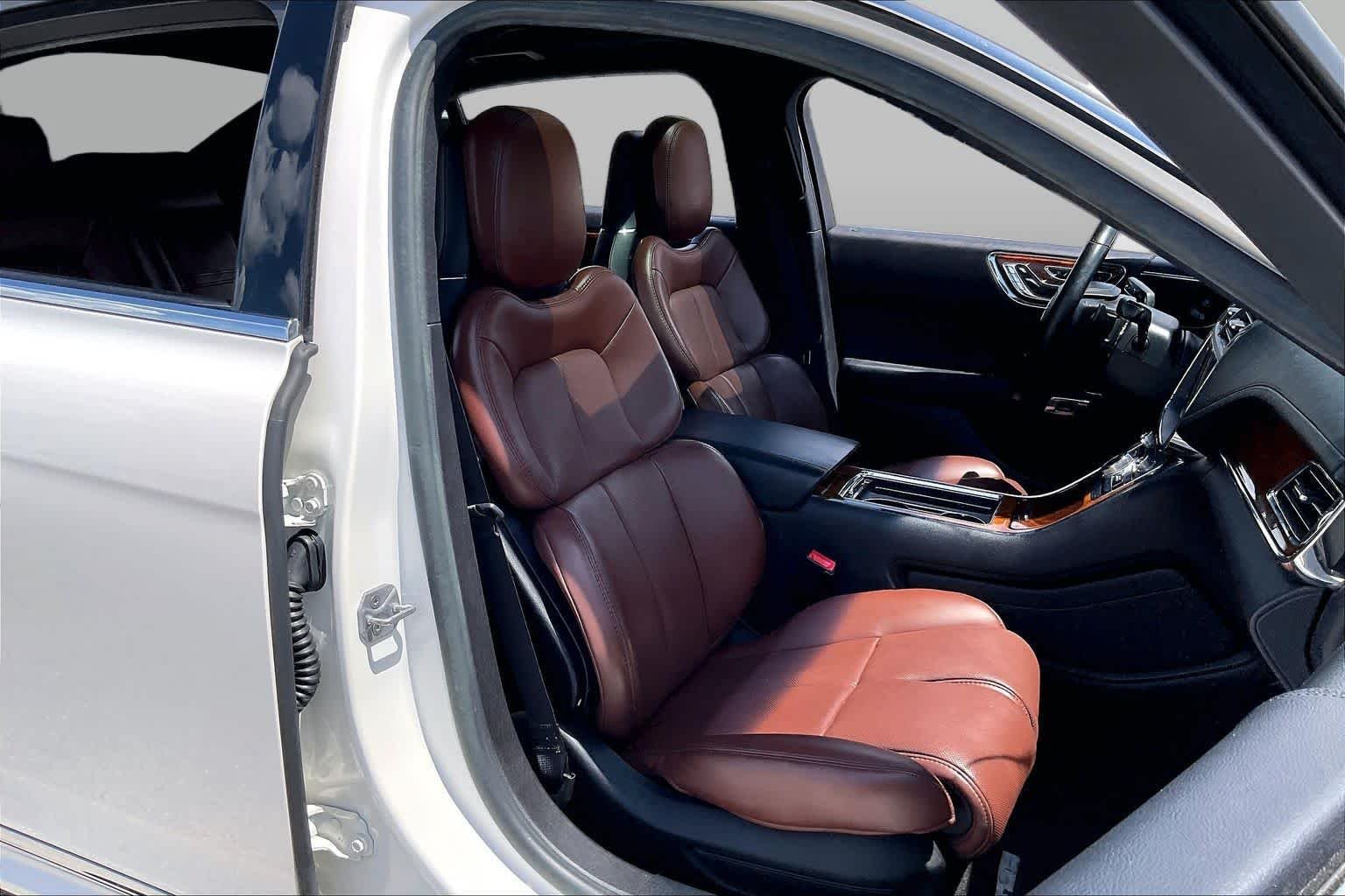 Used 2018 White Platinum Tri-Coat Lincoln Reserve image 9