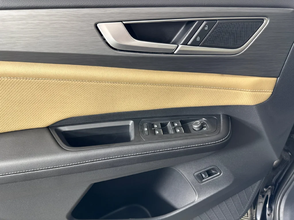 New 2026 Black Volkswagen SE w/Technology image 18