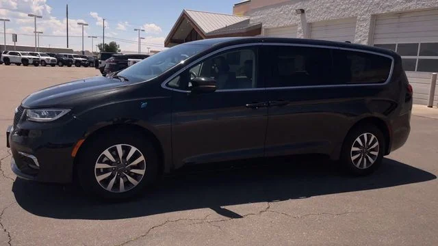 Used 2023 Black Chrysler Touring L image 6