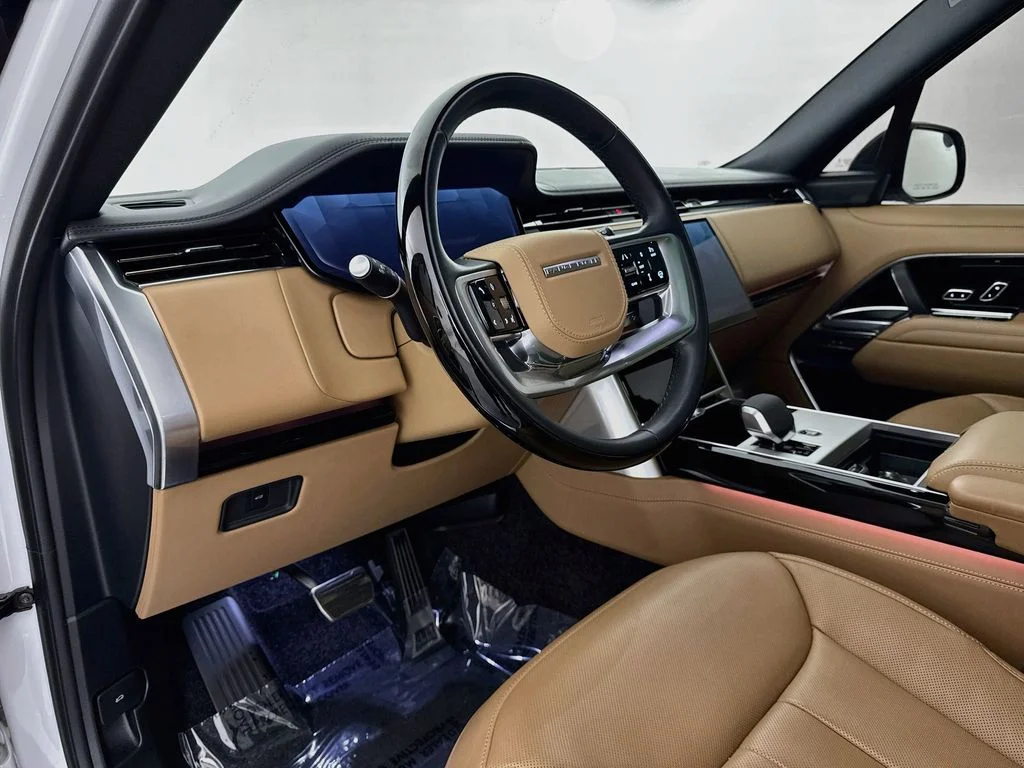 Used 2025 White Land Rover SE image 9