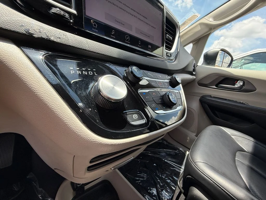 Used 2023 Black Chrysler Touring L image 22