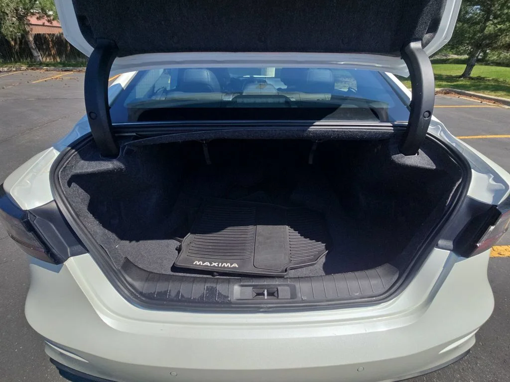 Used 2020 White Nissan 3.5 SL image 20
