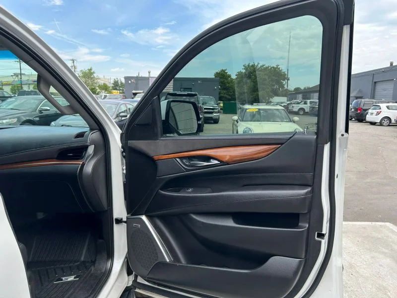 Used 2019 White Cadillac Sport Utility 4D image 20