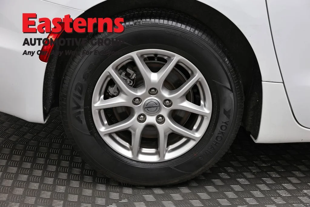 Used 2024 White Chrysler Touring L image 31