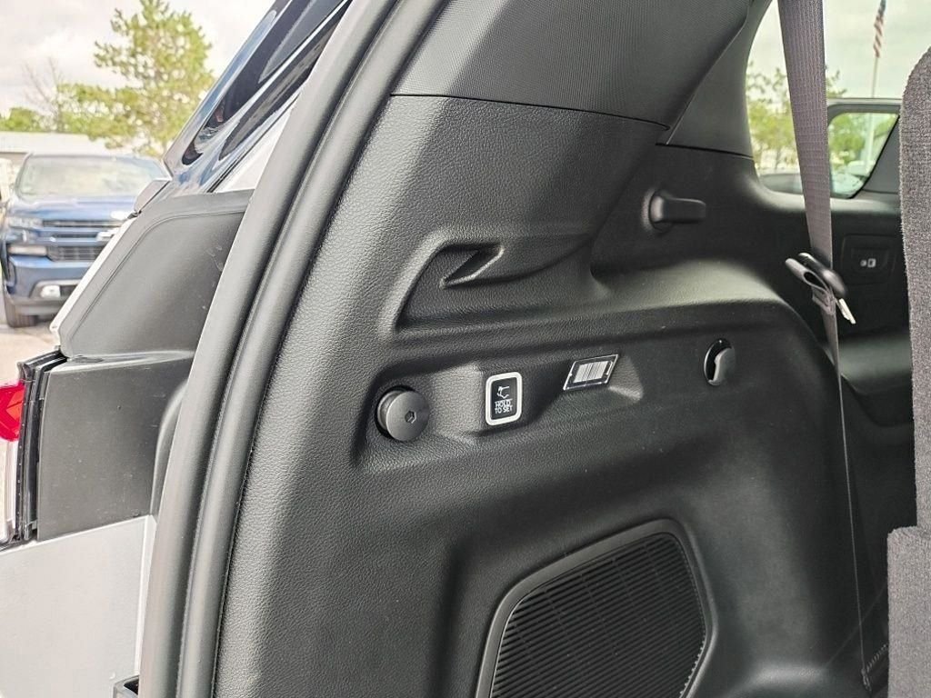 New 2026 Silver Zynith Exterior Paint Jeep Limited Reserve image 35