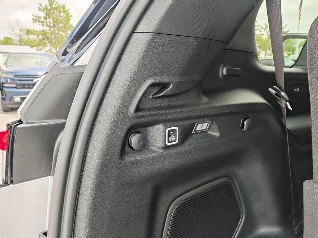 New 2026 Silver Zynith Exterior Paint Jeep Limited Reserve image 35